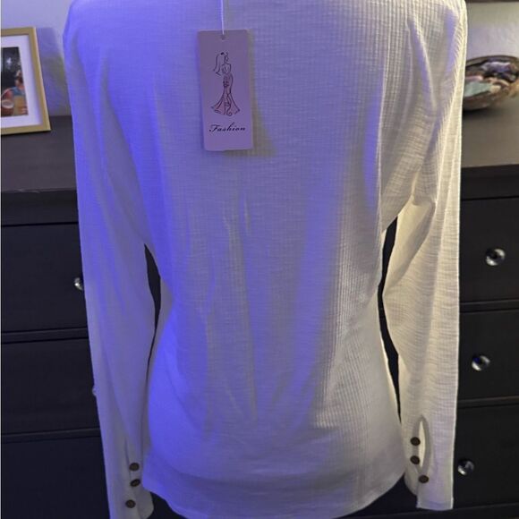 Brand new gorgeous size large top in a bright white - Picture 4 of 7